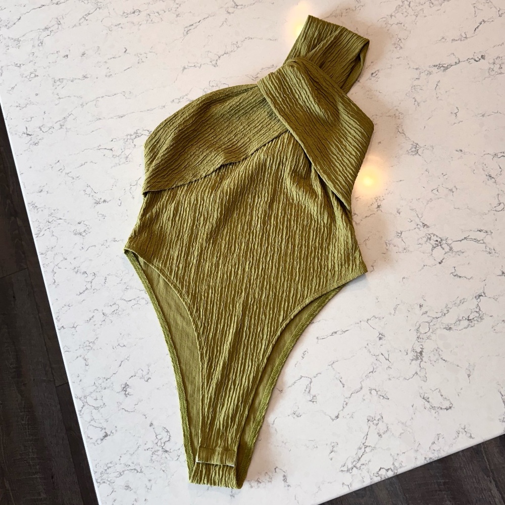 TWIST FRONT ONE SHOULDER BODYSUIT